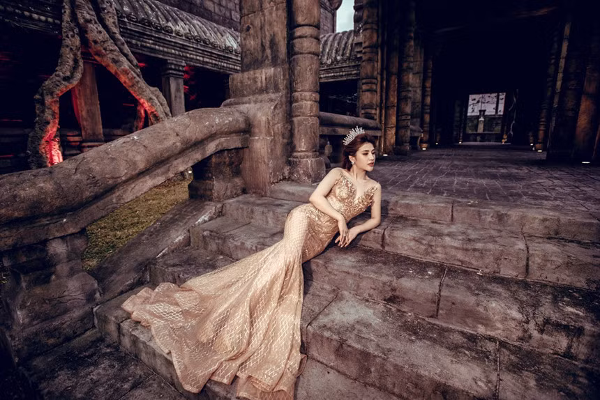 Cô dâu xinh đẹp, gợi cảm trong chiếc đầm đuôi cá ánh vàng.