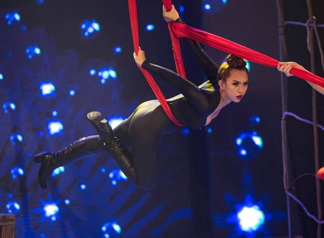 Trương Diễm cũng đầu tư không kém khi mang đến màn trình diễn vừa có đu dây như xiếc, vừa có những pha hành động đẹp mắt.