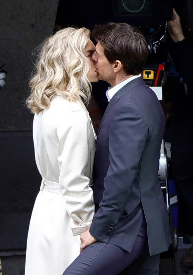 Nhất là khi Tom Cruise và mỹ nhân tóc vàng có một màn "cưỡng hôn", tin đồn phim giả tình thật càng có thêm căn cứ. Phía Kirby lên tiếng phủ nhận nhưng với tình sử kín tiếng của tài tử 3 đời vợ, nhiều người cho rằng cả hai chưa muốn công khai.