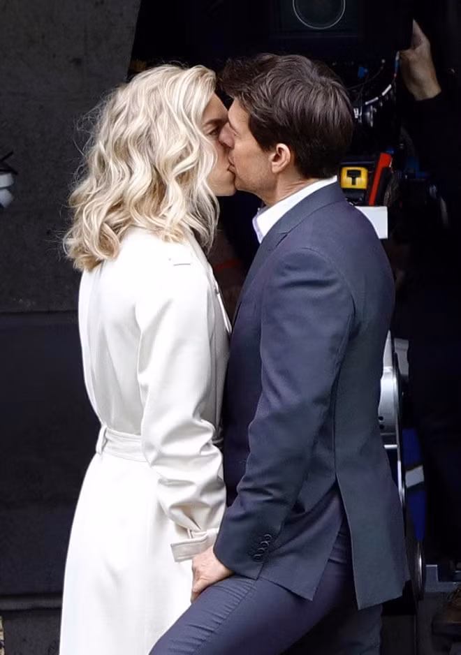 Nhất là khi Tom Cruise và mỹ nhân tóc vàng có một màn "cưỡng hôn", tin đồn phim giả tình thật càng có thêm căn cứ. Phía Kirby lên tiếng phủ nhận nhưng với tình sử kín tiếng của tài tử 3 đời vợ, nhiều người cho rằng cả hai chưa muốn công khai.