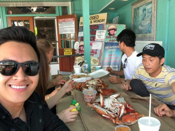 Mới đây, trên trang cá nhân của mình, con trai của Hoài Linh đã đăng tải khá nhiều hình ảnh khi bố mình về Mỹ thăm ông bà nội và hội ngộ cùng con trai. Vì đây là dịp hiếm hoi mà Hoài Linh có thể thu xếp công việc để sang Mỹ nên dù bận việc học và đi làm nhưng Thành Vinh vẫn tranh thủ về thăm nhà và gặp bố mình. Trong ảnh, cả gia đình Hoài Linh vô cùng hạnh phúc tận hưởng cuộc sống.