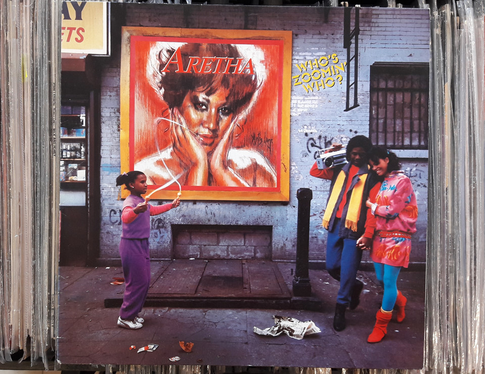 Nổi tiếng với danh hiệu "nữ hoàng nhạc Soul" nhưng Franklin vẫn rất thành công khi lấn sân sang các thể loại khác như jazz, rock, blues hay R&amp;B. Năm 1985, bà làm nức lòng người yêu nhạc khi phát hành album Who’s Zoomin' Who với ca từ mang hơi hướm pop rock và dance đương đại. Tuy vậy, những ngày tháng tiếp theo lại là khoảng thời gian thưa thớt của diva đình đám trên sân khấu ca nhạc.