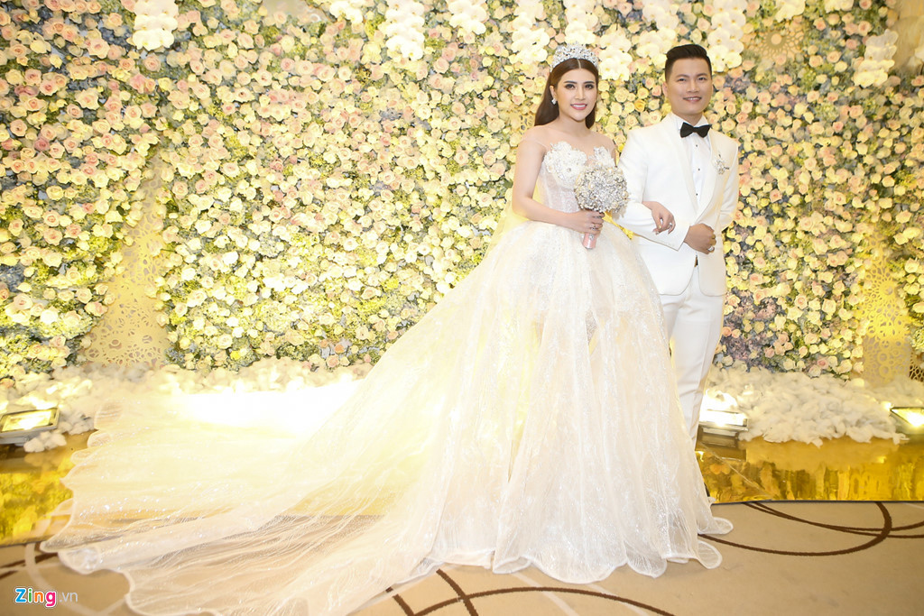 Tố Ny mặc soiree trắng, đội vương miện như một nàng công chúa. Cặp đôi quyết định về chung nhà sau nhiều năm hẹn hò.