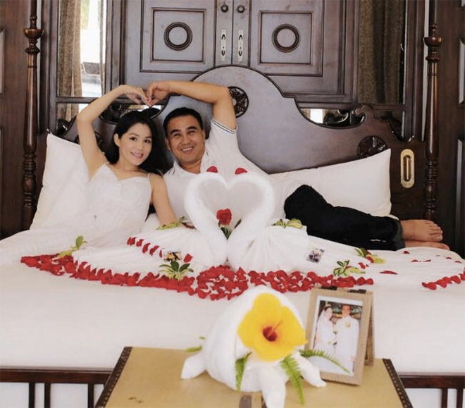 Trong những lần phỏng vấn trước đây, Quyền Linh từng thừa nhận bản thân anh không phải mẫu người lãng mạn nên ít khi nói lời yêu thương với bà xã mà chỉ thể hiện bằng hành động.