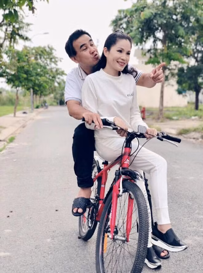 Nam MC “Bạn muốn hẹn hò” hóm hỉnh chia sẻ: “Em ơi, nếu không chê anh nghèo thì lên xe anh đèo. Em đồng ý và còn tặng những món quà vô giá nữa. Chúc mừng kỷ niệm 13 năm ngày em chịu lên xe anh”.