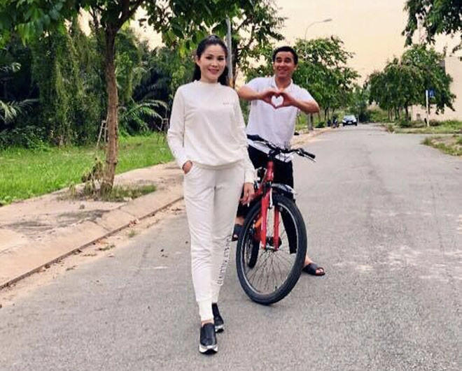 Chỉ sau vài giờ đăng tải, hình ảnh hạnh phúc của gia đình Quyền Linh đã thu hút hơn 10.000 lượt thích cùng gần 1000 lượt bình luận từ khán giả. Nhiều bạn bè, đồng nghiệp nổi tiếng cũng vào chúc mừng và bày tỏ sự ngưỡng mộ với vợ chồng Quyền Linh.