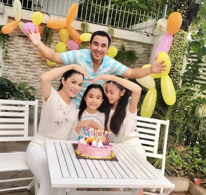 Không ít lần, nam MC “Bạn muốn hẹn hò” đã tôn vinh vai trò của người đầu ấp tay gối bên anh, về những điều mà bà xã đã làm cho cuộc đời anh kể từ khi cả hai sống chung.