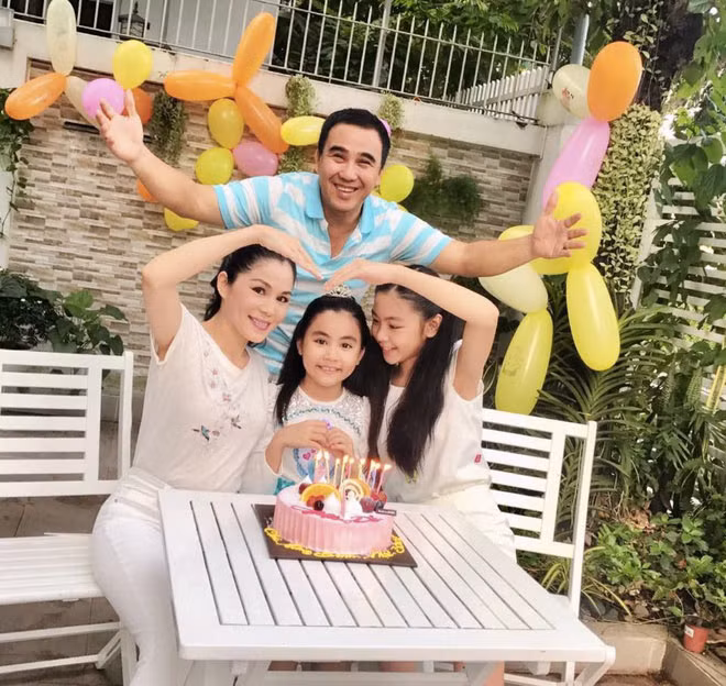 Không ít lần, nam MC “Bạn muốn hẹn hò” đã tôn vinh vai trò của người đầu ấp tay gối bên anh, về những điều mà bà xã đã làm cho cuộc đời anh kể từ khi cả hai sống chung.