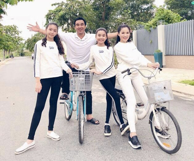 Kèm theo những lời nhắn tình cảm là loạt ảnh nam MC giản dị, hạnh phúc, mang dép tổ ong chạy xe đạp cùng vợ con vào sáng sớm. Đây cũng là lần hiếm hoi chia sẻ hình ảnh cao lớn phổng pháo của hai cô công chúa nhà anh là Lọ Lem và Hạt dẻ.