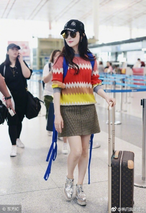 Trong ảnh, Phạm Băng Băng diện váy ngắn thời trang và trẻ trung, đội mũ lưỡi trai và đeo kính.