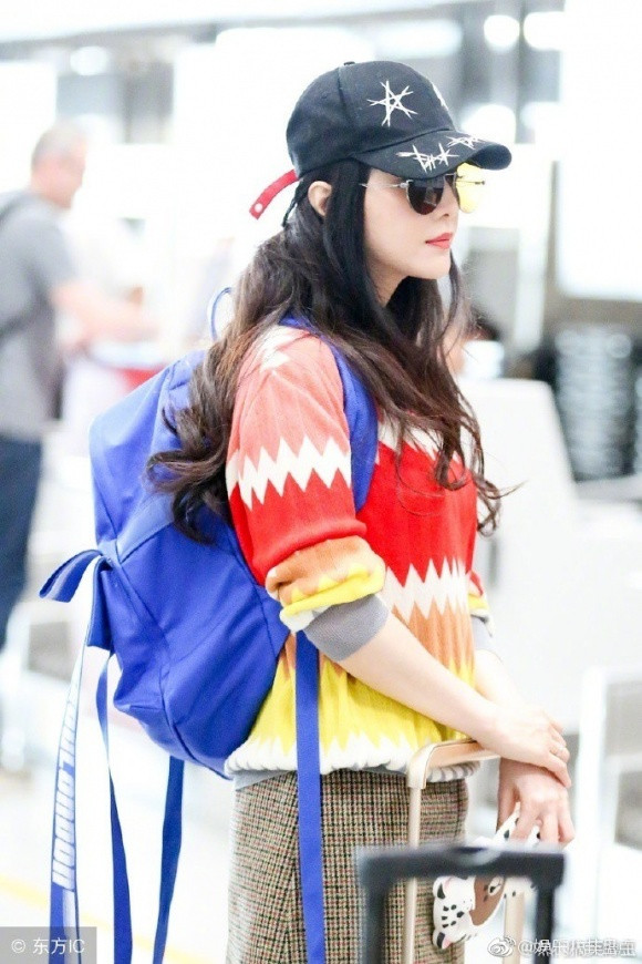 Hình ảnh của Phạm Băng Băng tại sân bay. Blogger tiết lộ đây là lần đầu tiên nữ hoàng họ Phạm lộ diện sau loạt scandal tai tiếng.