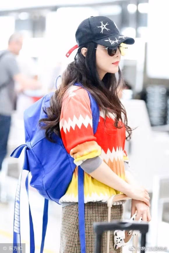 Hình ảnh của Phạm Băng Băng tại sân bay. Blogger tiết lộ đây là lần đầu tiên nữ hoàng họ Phạm lộ diện sau loạt scandal tai tiếng.