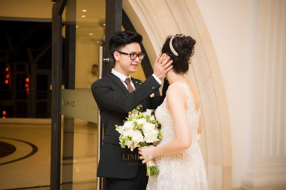 Gia Lộc âu yếm cô dâu Tú Anh trong hậu trường đám cưới.