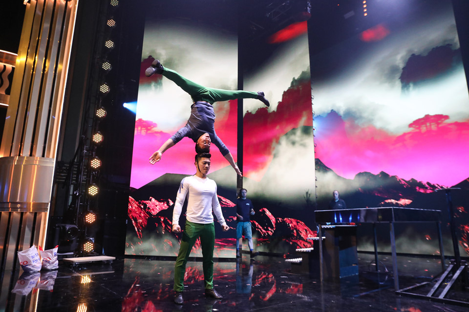 Hai anh em luyện tập khá nhuần nhuyễn, trôi chảy trong phần tổng duyệt. Tiết mục của Quốc Cơ - Quốc Nghiệp là tiết mục duy nhất tại Britain's Got Talent năm nay phải ký giấy cam kết chịu trách nhiệm về rủi ro và thương tật nếu có. Đây cũng là tiết mục mạo hiểm nhất trong chương trình.