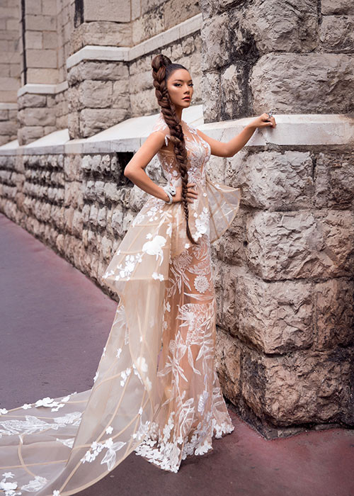 Được biết, diễn viên Lý Nhã Kỳ đã chịu chơi khi ngồi hàng giờ để make-up Minh Lộc nhuộm da nâu, đảm bảo sự mới lạ cho phong cách lần này.