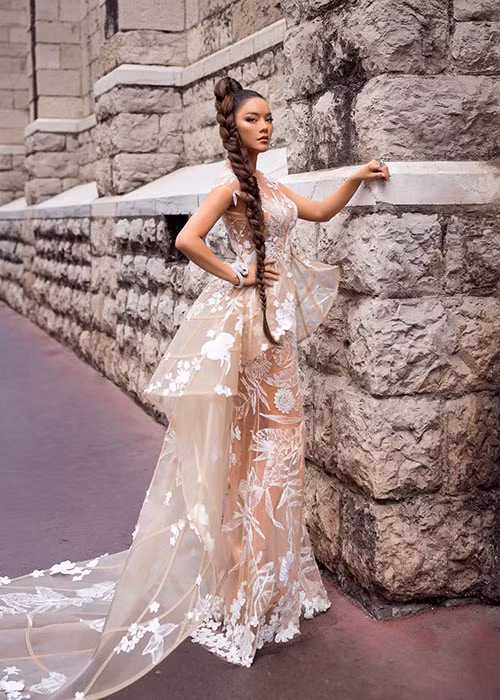 Được biết, diễn viên Lý Nhã Kỳ đã chịu chơi khi ngồi hàng giờ để make-up Minh Lộc nhuộm da nâu, đảm bảo sự mới lạ cho phong cách lần này.