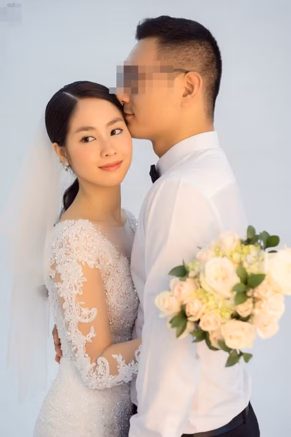 Cô gái trong hình có gương mặt rất giống với người đẹp từng bị tố "giật chồng" - Võ Hồng Ngọc Huệ.