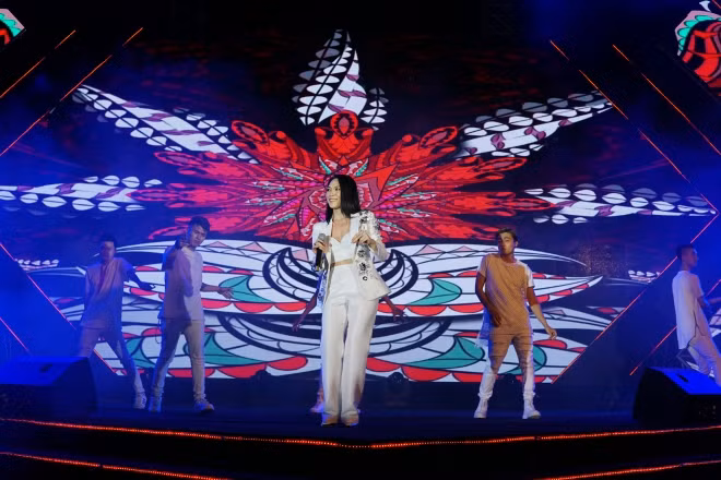 Tối 26/5, nữ ca sĩ Mỹ Tâm có mặt trong một chương trình từ thiện tại khu vực tượng đài Lý Thái Tổ ở phố đi bộ, Hà Nội. Sân khấu chương trình được miễn phí với mục đích giúp đỡ cộng đồng tại trung tâm thu đô thu hút hàng ngàn người tham gia.