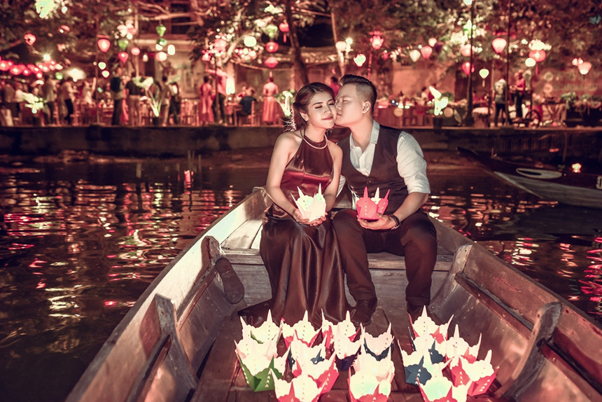 Học trò Đàm Vĩnh Hưng tiết lộ đám cưới của cô và ông xã phi công không quá đông đảo mà chỉ gồm những người thân quen với hai gia đình, đồng nghiệp gần gũi. Theo đó, tiệc cưới của Tố Ny sẽ diễn ra trong không gian riêng tư, có bảo vệ kiểm soát kỹ từ sảnh tiệc.