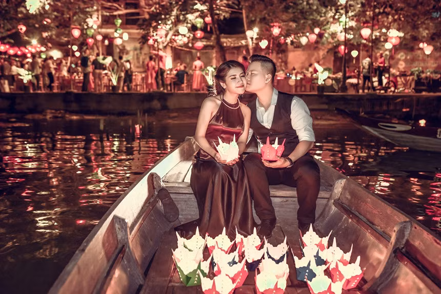 Học trò Đàm Vĩnh Hưng tiết lộ đám cưới của cô và ông xã phi công không quá đông đảo mà chỉ gồm những người thân quen với hai gia đình, đồng nghiệp gần gũi. Theo đó, tiệc cưới của Tố Ny sẽ diễn ra trong không gian riêng tư, có bảo vệ kiểm soát kỹ từ sảnh tiệc.