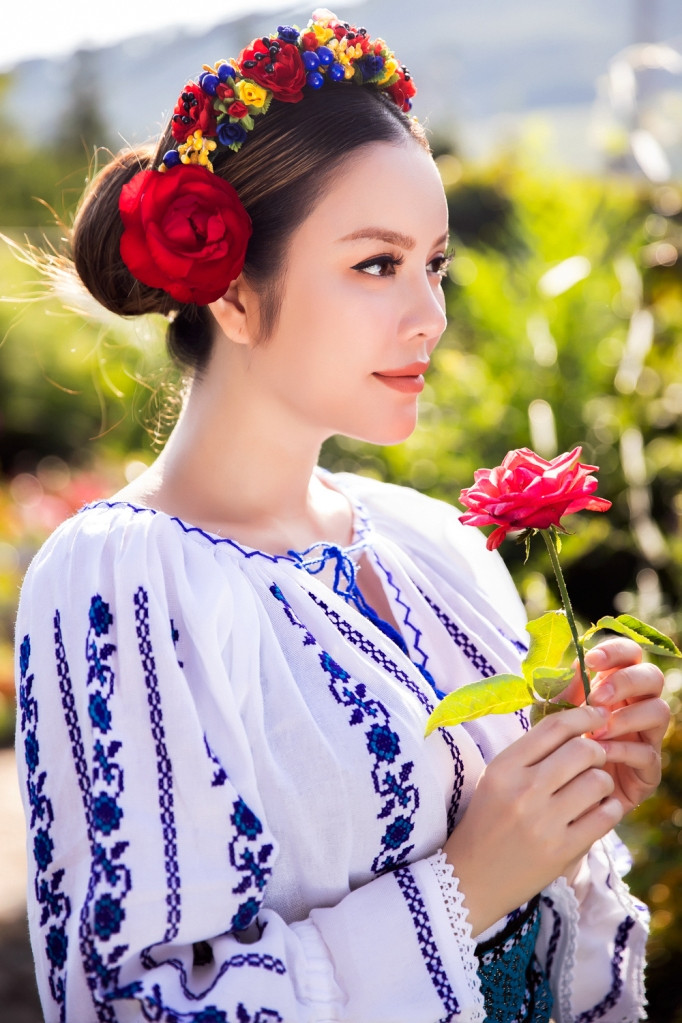 Hình ảnh Lý Nhã Kỳ khi tạo dáng giữa khung cảnh thiên nhiên tuyệt đẹp.