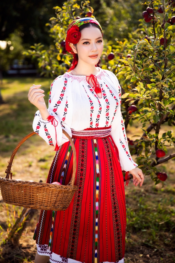 "Lựa chọn trang phục truyền thống của Romania trong những ngày làm việc tại đây là cách tôi thể hiện sự tôn trọng, trân quý những giá trị truyền thống của đất nước bạn”, người đẹp bày tỏ.