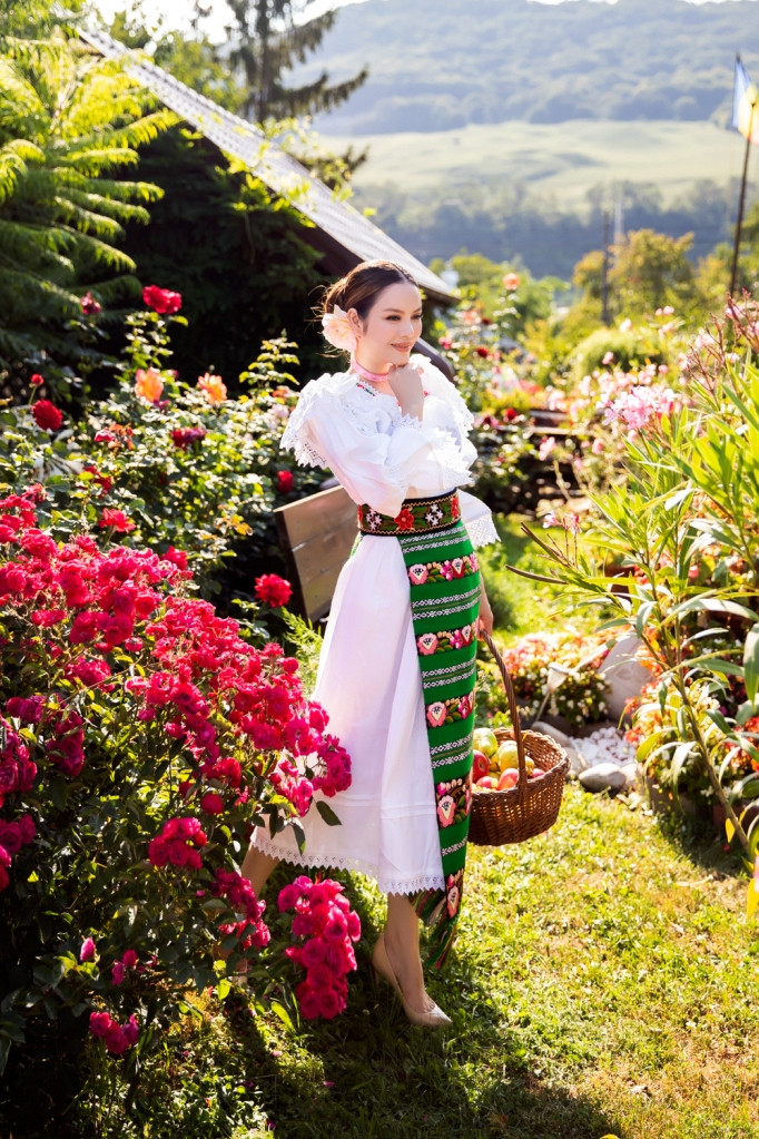 Với tông màu trắng chủ đạo kết hợp với nhiều họa tiết đặc trưng từ quốc gia châu Âu đã giúp nữ diễn viên "Gió nghịch mùa" thêm phần rạng rỡ.