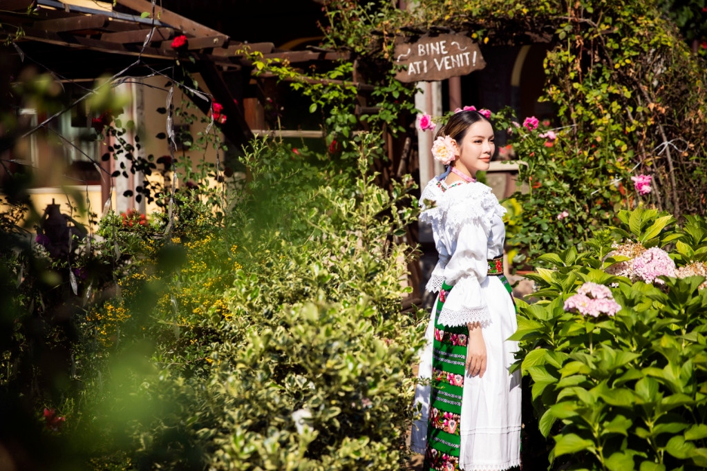 Diện trang phục truyền thống Romania được đo ni đóng giày, Lý Nhã Kỳ khoe vẻ đẹp truyền thống xen lẫn hiện đại.