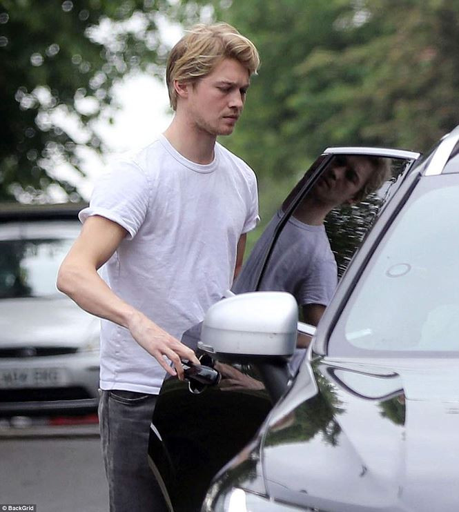 Tài tử 27 tuổi người Anh Joe Alwyn là người khá kín tiếng.