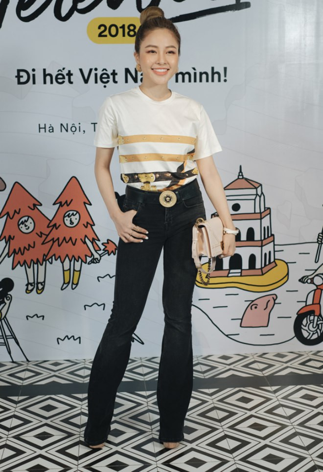 Hot girl Châu Bùi cùng bạn trai Deccao có mặt khá muộn nhưng vẫn thu hút được nhiều sự chú ý bởi gu thời trang ấn tượng.