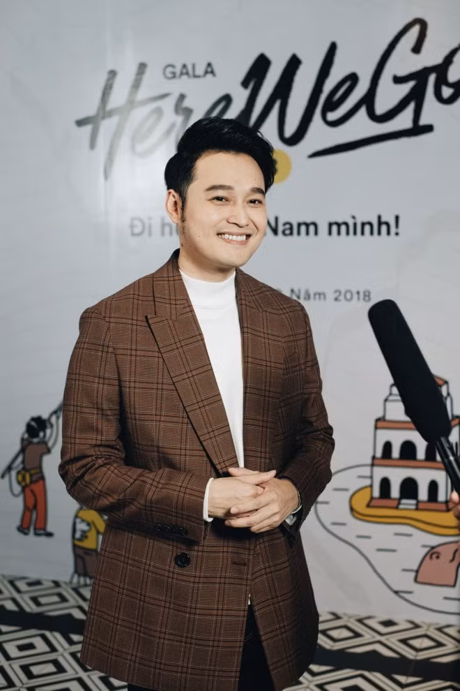 Cách đây hai tháng Công ty Cổ phần Thương mại Nguyễn Kim bị truy thu thuế 150 tỷ đồng gây xôn xao dư luận. Ngay lập tức, các fan đổ dồn sự quan tâm về ca sĩ Quang Vinh. Bởi từ khi bắt đầu ca hát, anh luôn bị đồn là con trai của đại gia đình điện máy Nguyễn Kim. Vốn là người kín tiếng chuyện đời tư và không thích sự ồn ào của showbiz, nên trước những tin đồn, nam ca sĩ luôn chọn cách im lặng. Có lẽ, sự im lặng của “Hoàng tử sơn ca” càng khiến dư luận tò mò và đặt cho anh nhiều câu hỏi.