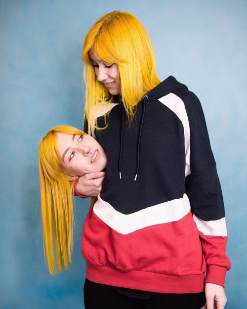 Phổ biến trong đó là cách chụp ôm thủ cấp chính mình, ngoài ra còn có thể ôm đầu bạn bè (như Duy Khánh, Miu Lê).