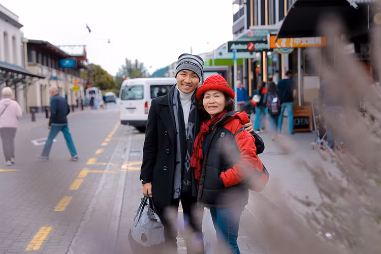 Để chuẩn bị cho chuyến du lịch New Zealand cùng mẹ, MC Nguyên Khang đã tự lên kế hoạch trước 3 tháng. Anh tự đặt vé máy bay, xin visa, đặt khách sạn và cả những tour tham quan.