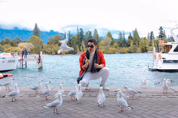 Khoảnh khắc bình yên của Nguyên Khang trên bến cảng.