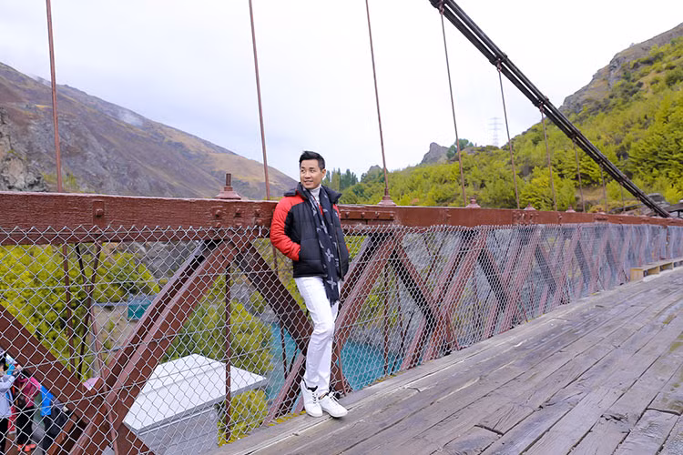 Cây cầu nổi tiếng có trò nhảy Bungee cũng là địa điểm MC Nguyên Khang ghé thăm trong chuyến du lịch.