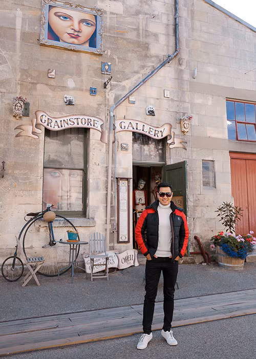 Lần này, trong chuyến đi 9 ngày, Nguyên Khang tham quan các thành phố đảo Nam New Zealand như: Christchurch, Mount Cook, Dunedin, Te Anau, Milford Sound, Queenstown, Wanaka...