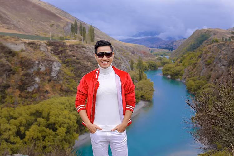 MC Nguyên Khang chụp ảnh kỷ niệm nơi là phim trường của bộ phim "Chúa tể những chiếc nhẫn".