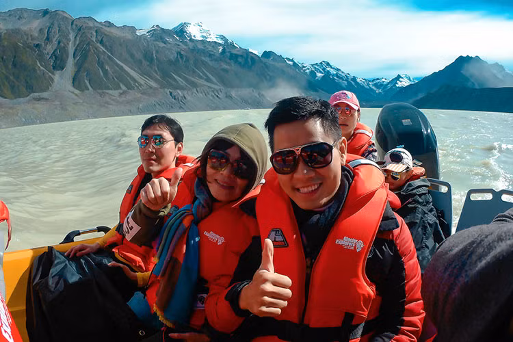 Nam MC và mẹ đi ca nô khám phá hồ Tasman.