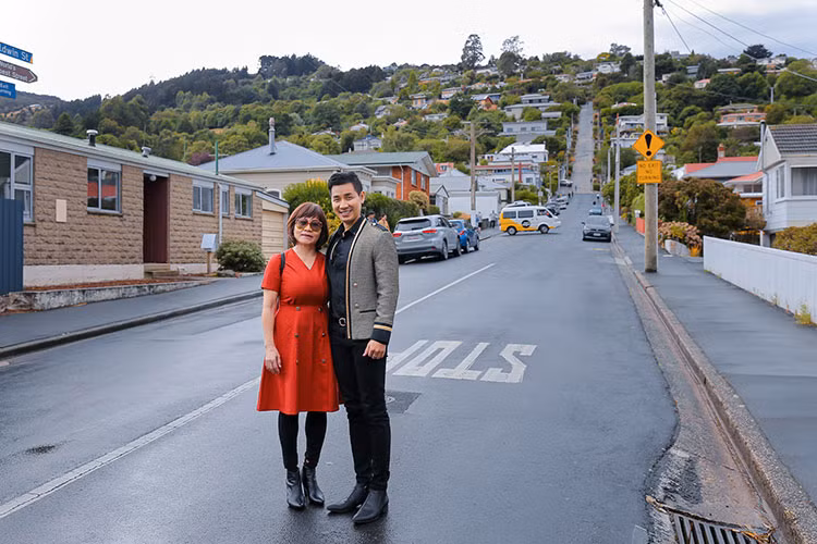 Nguyên Khang và mẹ chụp ảnh tại con đường dốc nhất thế giới.