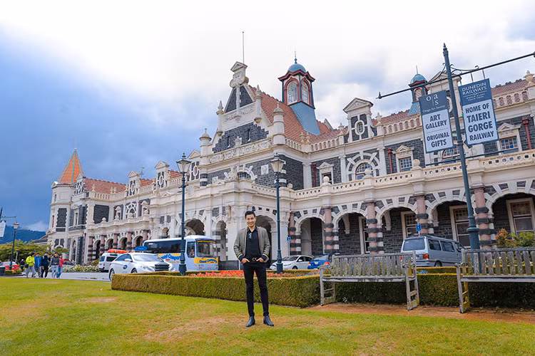 Chàng MC chụp ảnh ở ga xe lửa, một địa điểm check in nổi tiếng.