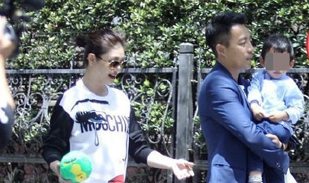 Từ Hy Viên lộ rõ bụng bầu khi xuất hiện cùng chồng và con trai.