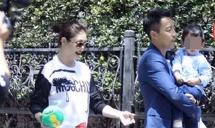 Từ Hy Viên lộ rõ bụng bầu khi xuất hiện cùng chồng và con trai.