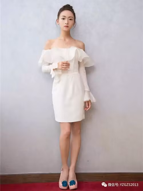 Nhờ vai nữ chính "Ngụy Anh Lạc" trong phim cung đấu "Diên Hi công lược", tên tuổi của Ngô Cẩn Ngôn nhận được sự quan tâm lớn từ khán giả. Nữ diễn viên sinh năm 1990 sở hữu gương mặt khả ái nhưng thân hình bé nhỏ, gầy gò tựa dáng người minh tinh Angela Baby. Chính điều này đã khiến người đẹp 9X không ít lần mất điểm trước ống kính vì lộ body quá khẳng khiu.