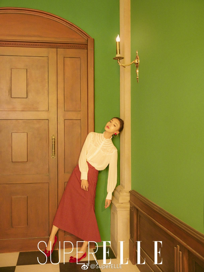 Chụp hình cho tạp chí thời trang, Ngô Cẩn Ngôn vẫn lộ rõ dáng người thẳng đuột.