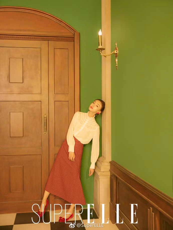 Chụp hình cho tạp chí thời trang, Ngô Cẩn Ngôn vẫn lộ rõ dáng người thẳng đuột.