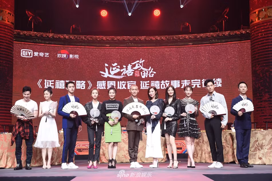 Hay khi xuất hiện trong tiệc mừng thành công của bộ phim mới đây, "Ngụy Anh Lạc" Ngô Cẩn Ngôn lọt thỏm giữa dàn diễn viên "Diên Hi công lược".