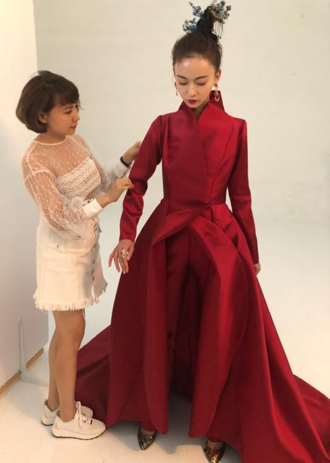 Vì Ngô Cẩn Ngôn quá gầy nên khi người đẹp diện các items dáng rộng thì tổng thể trở nên bùng nhùng, nhăn nhúm.