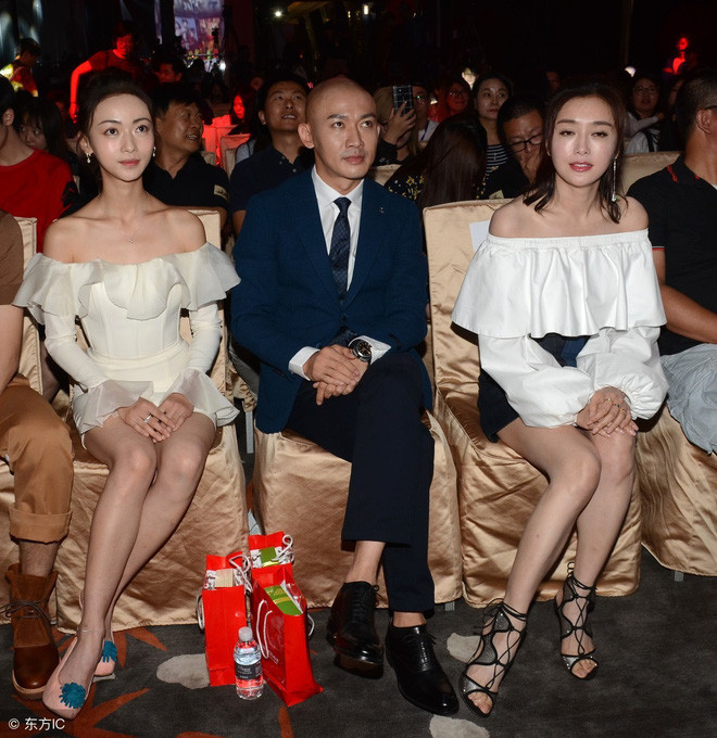 Váy trễ vai khiến Ngô Cẩn Ngôn phô trọn xương quai xanh gầy gò, vóc dáng thiếu sức sống.