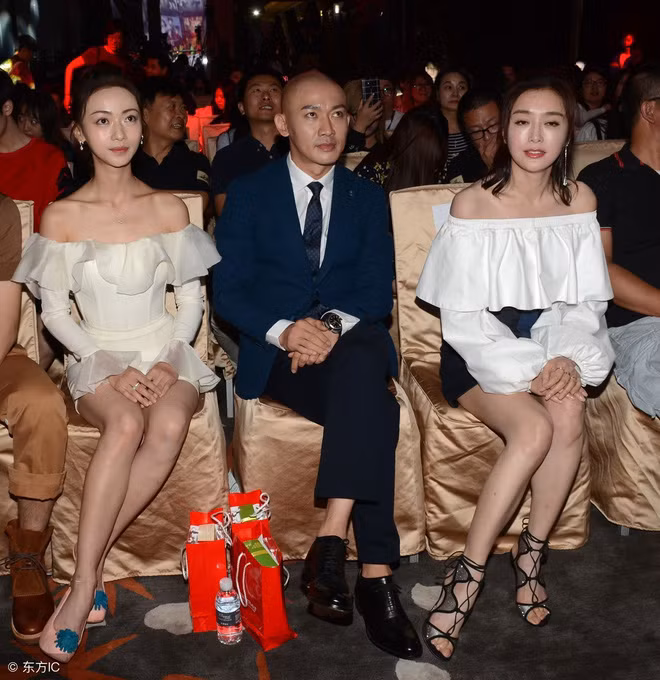 Váy trễ vai khiến Ngô Cẩn Ngôn phô trọn xương quai xanh gầy gò, vóc dáng thiếu sức sống.