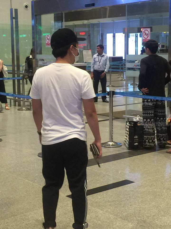 Theo đó, hình ảnh cặp vợ chồng trẻ xuất hiện khá kín kẽ tại sân bay Đà Nẵng khiến nhiều người thích thú. Trường Giang và Nhã Phương đều mang khẩu trang, đội mũ kín mít. Cả hai ăn vận vô cùng thoải mái.